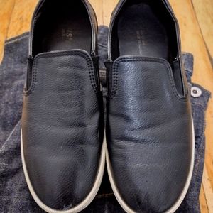 Woman's utsomi Black leather Slip ons